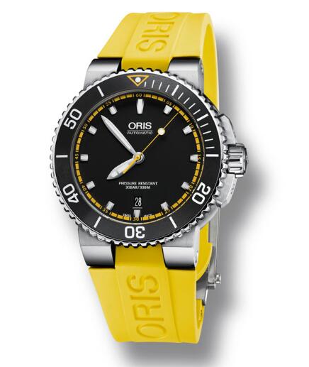With the eye-catching bright color, this black dial replica Oris watch comes onto the stage. 