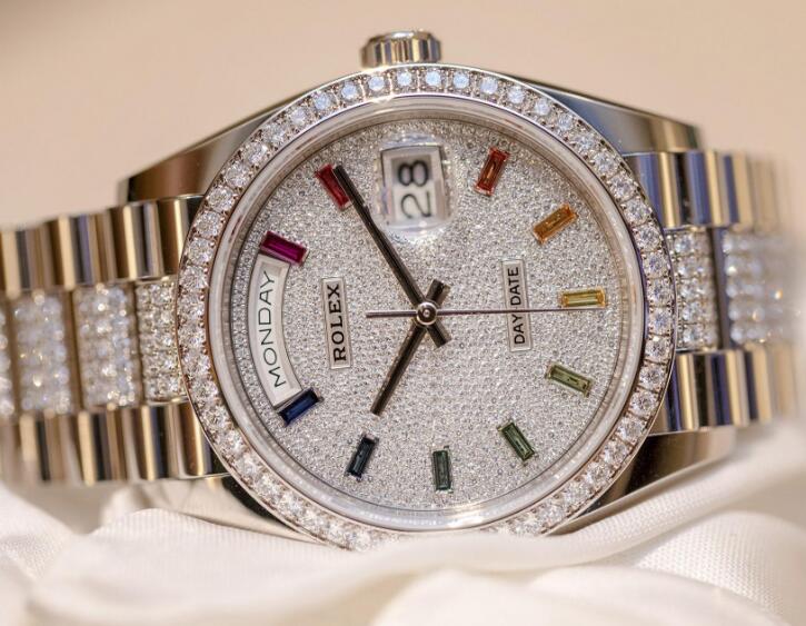 The overall tone of this Day-Date is pure although it has been covered by glossy diamonds.