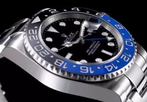 The two-colored blue and black bezel makes the timepiece very eye-catching.