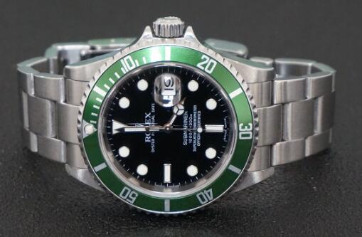 The green aluminum bezel makes the timepiece very recognizable.