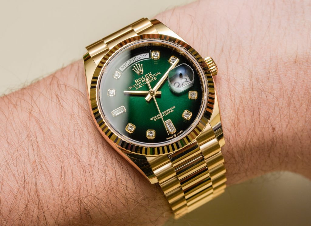 The green gradient dial of the best fake Rolex more charming.