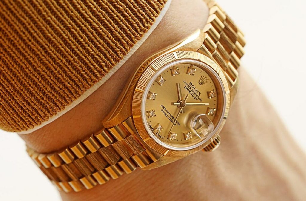 Swiss fake watches ensure showy brilliance with diamonds.