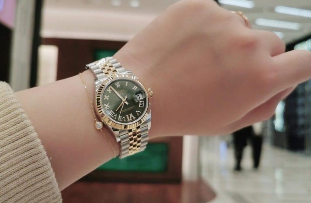 Online fake watches ensure the showy luster.